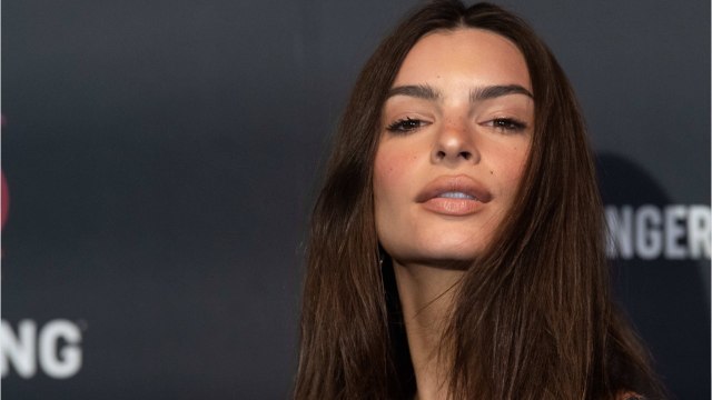 VOICI : Emily Ratajkowski enceinte : son comportement dangereux en voiture inquiète ses fans