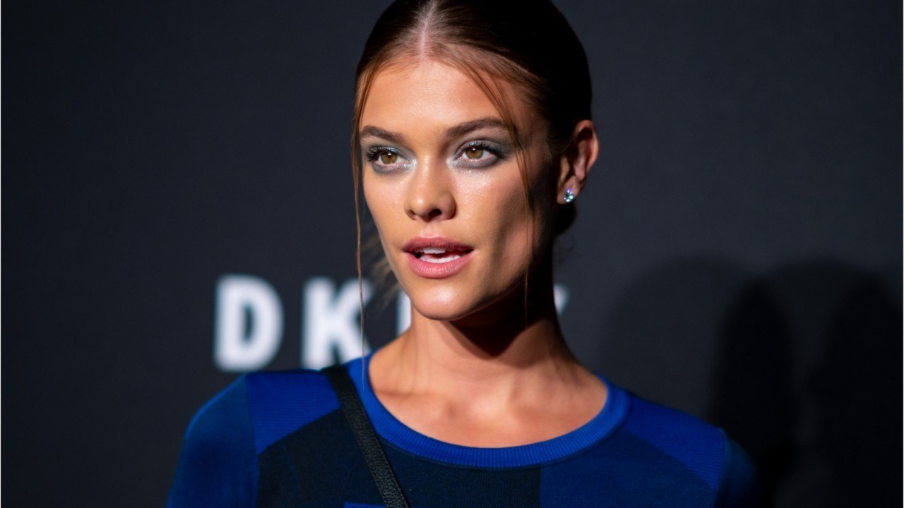voici PHOTO Nina Agdal danse en string devant son sapin de Noël