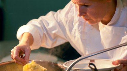 VOICI - PHOTO Top Chef : enceinte, Tara Khattar dévoile son baby bump