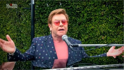 VOICI - Elton John en colère : le chanteur pousse un coup de gueule contre le Vatican
