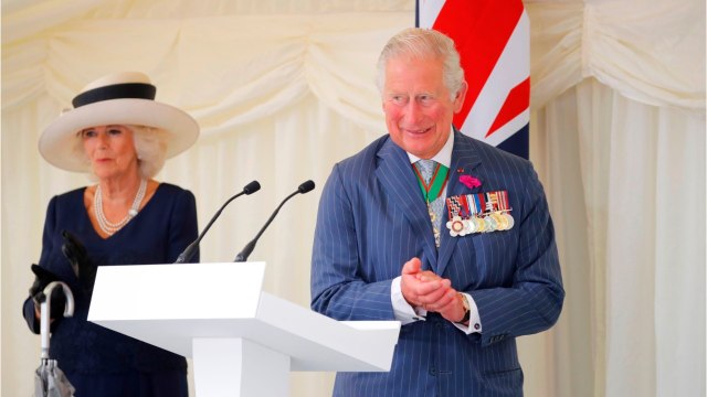 VOICI - Le prince Charles : ce long protocole qu’il doit respecter pour parler à sa mère, Elizabeth II