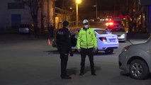 Son dakika haber: SİVAS-'DUR' İHTARINA UYMAYAN ŞÜPHELİ EKİP ARACINA ÇARPTI; 2'Sİ POLİS, 4 YARALI