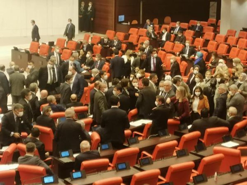 Bütçe görüşmelerinde "FETÖ'cü" kavgası! Meclis başkan vekili oturuma ara vermek zorunda kaldı