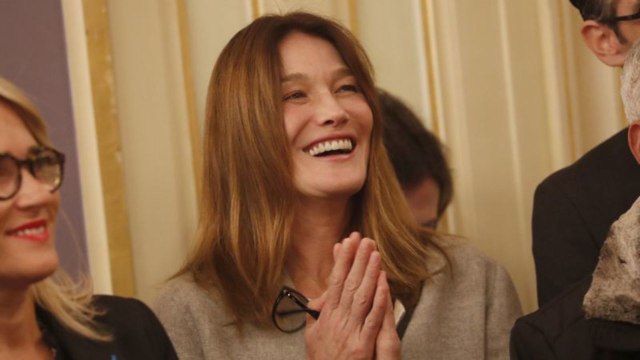 VOICI Carla Bruni : quand elle félicite Brigitte Macron sur ses choix vestimentaires