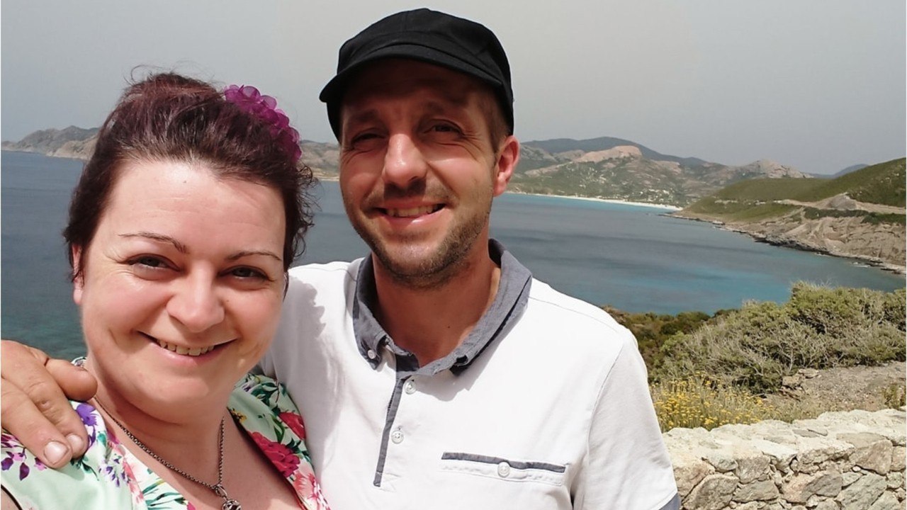 VOICI : Maud et Laurent (L'amour est dans le pré) : touchés, ils posent avec le beau cadeau offert par un fan