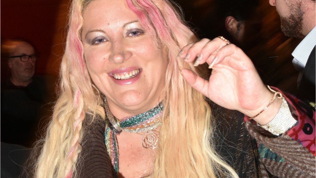 VOICI - Loana donne de ses nouvelles après un mois d'absence sur les réseaux sociaux