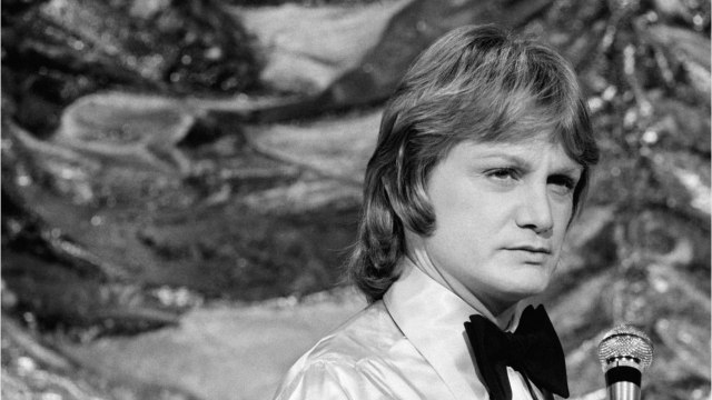 VOICI : Claude François : cette actrice française qui a failli être mariée au chanteur alors qu'elle était mineure