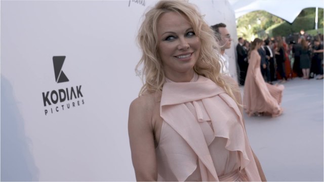 VOICI - Pamela Anderson topless, elle manque d'en dévoiler beaucoup trop