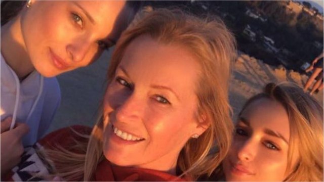 VOICI - Estelle Lefébure : comment ses filles Ilona et Emma Smet ont difficilement géré sa célébrité