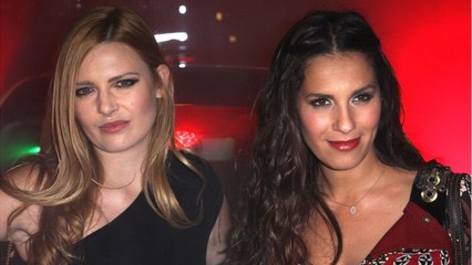 VOICI - Elodie Frégé et Elisa Tovati très sensuelles dans un lit, découvrez leur cliché caliente