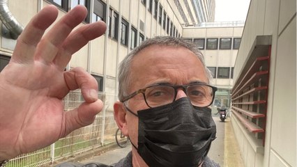 VOICI - PHOTO Christophe Dechavanne vacciné contre la Covid-19 : ces détails qui étonnent les internautes