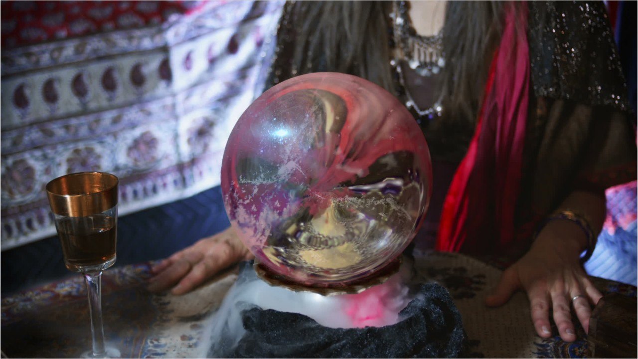 VOICI - Affaire de sorcellerie : qui est Danaé, la voyante accusée d’abus de faiblesse sur Carla Moreau ? (1)