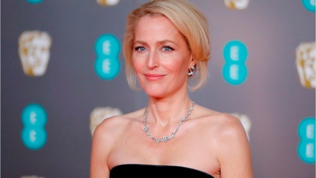 Voici - Gillian Anderson réagit aux propos du prince Harry sur la série The Crown