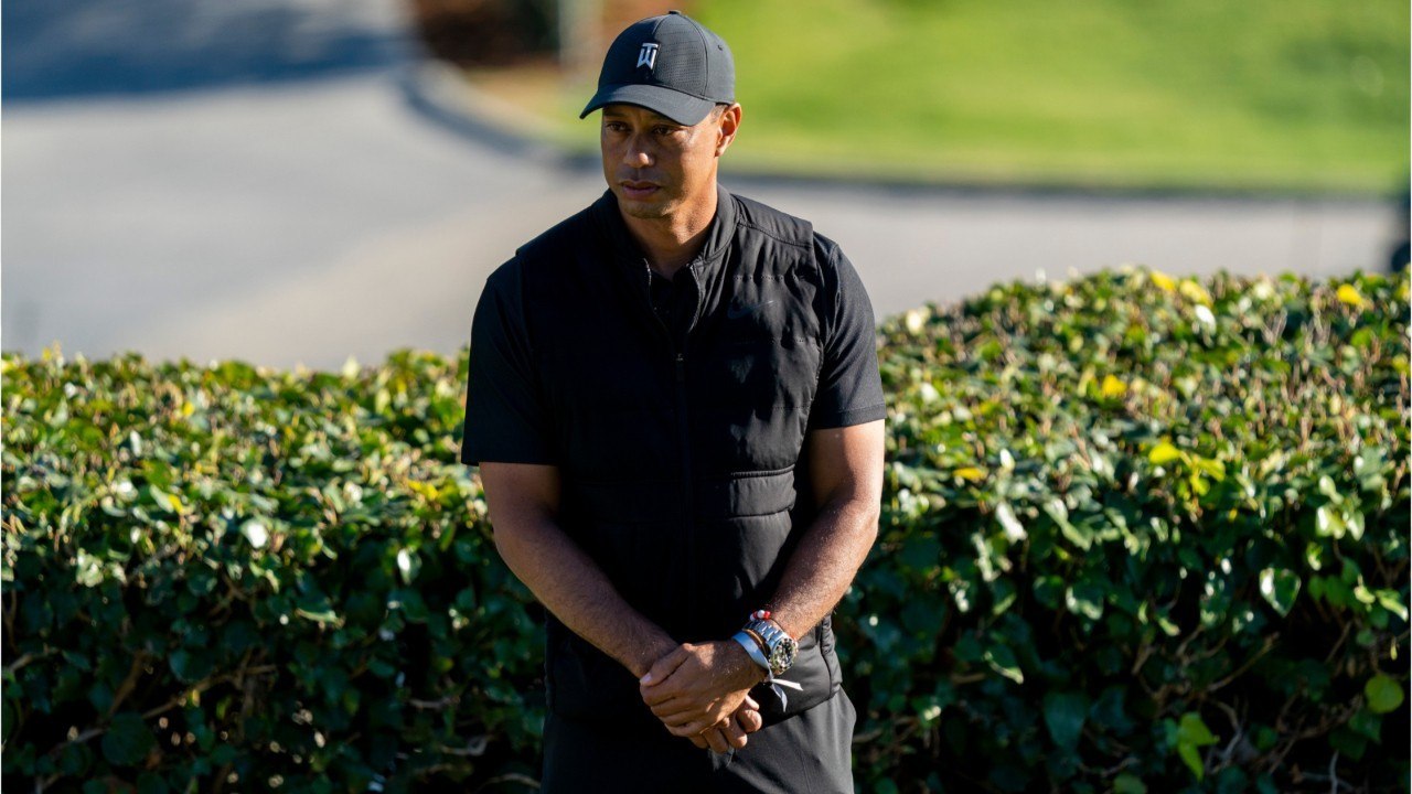 VOICI : Tiger Woods hospitalisé après un impressionnant accident de la route, le golfeur gravement blessé