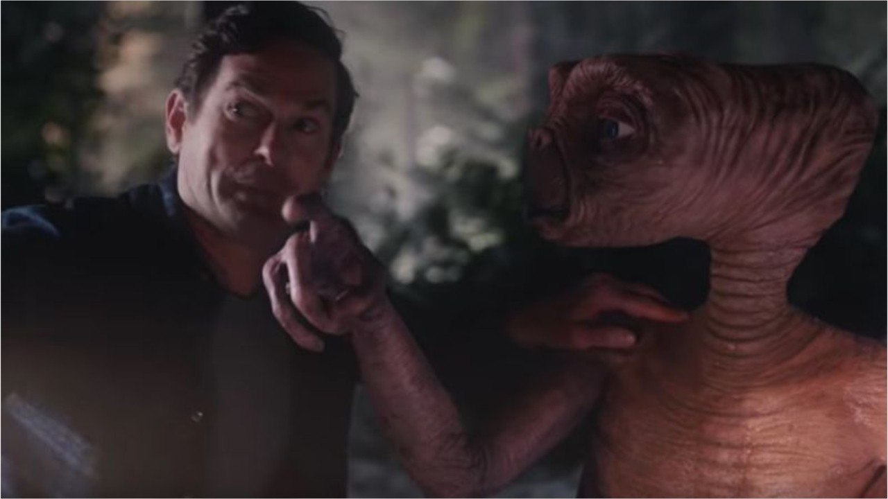 VOICI-Eliott (Henry Thomas) retrouve E.T l’extra-terrestre 37 ans plus tard : la touchante vidéo