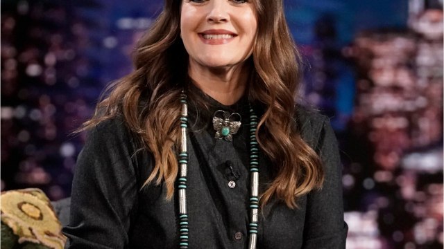 VOICI - Drew Barrymore internée en hôpital psychiatrique à 13 ans : sa descente aux enfers liée à l'alcool et la drogue