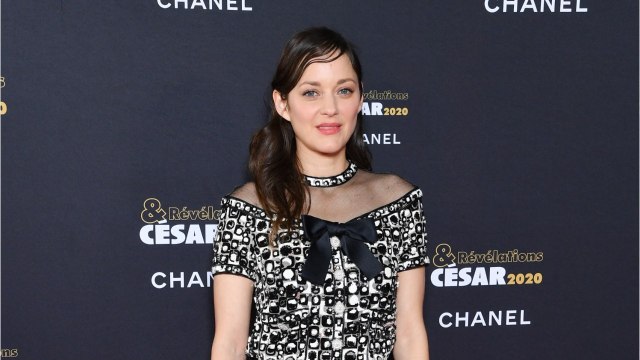 VOICI - Marion Cotillard se sépare d’un objet inestimable pour venir en aide aux soignants