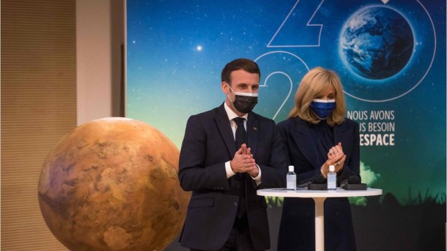 VOICI - Brigitte Macron piégée et « surprise par une apparition ahurissante d'Emmanuel Macron dans une émission