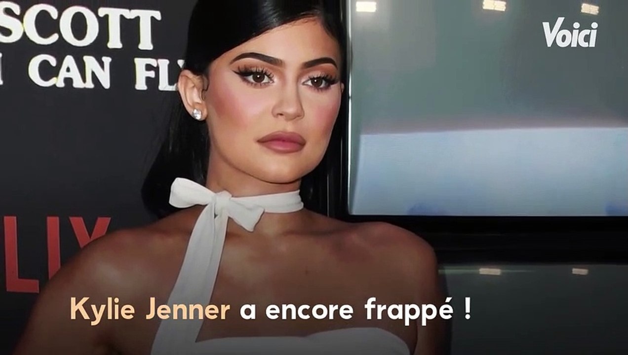 VOICI Kylie Jenner multiplie les poses en bikini string dans la piscine de sa nouvelle maison