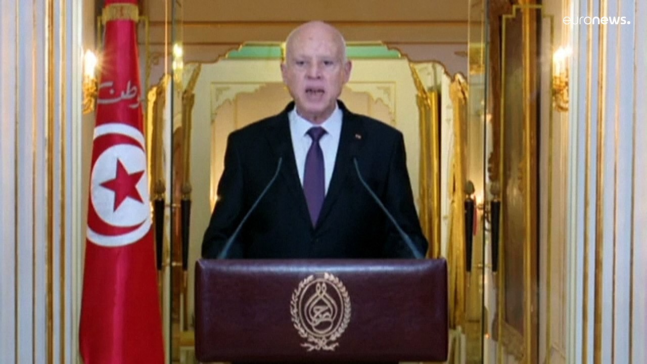 الرئيس التونسي يمدد تجميد البرلمان ويعلن تنظيم استفتاء حول إصلاحات دستورية في 2022