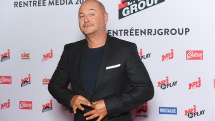 VOICI-Cauet : déçu par son fils Valmont, il dézingue ses blagues ratées en plein direct