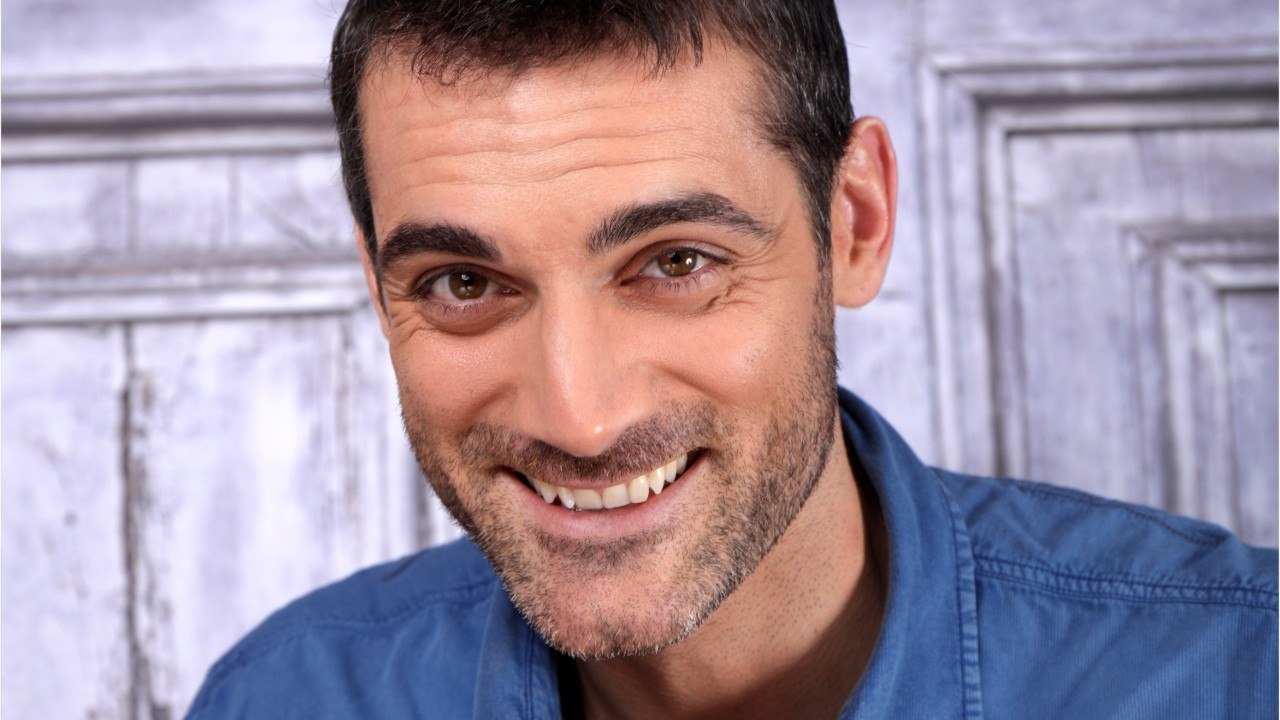 VOICI - PHOTO Gil Alma : l'acteur de Nos chers voisins montre ses fesses en plein live sur Facebook