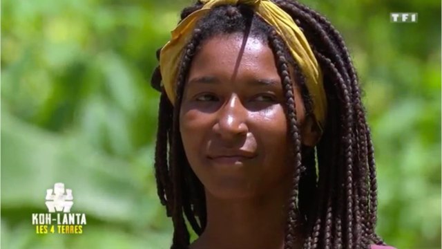 VOICI Koh-Lanta, Les 4 Terres : Angélique fait un doigt d’honneur à ses haters
