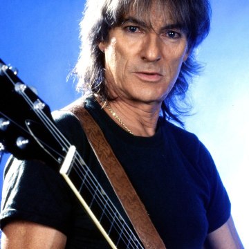 VOICI SOCIAL - Hugues Aufray Épanoui : Il Se Confie Sur Sa Vie Amoureuse Peu Conventionnelle (1)