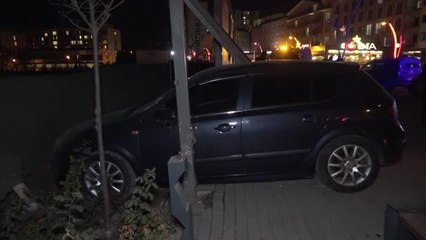 Alkollü sürücü, kaldırımdaki reklam tabelasına daldı