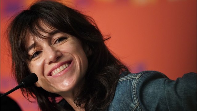 VOICI : Charlotte Gainsbourg : pourquoi elle s'est sentie « agressée après la mort de son père Serge Gainsbourg