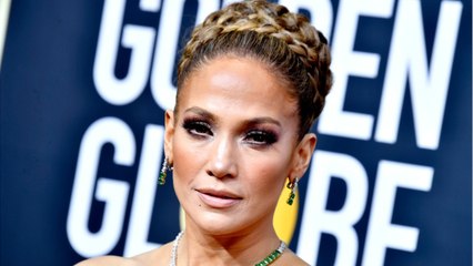 VOICI :  V2 Jennifer Lopez Moquée À Cause De Sa Robe Comparée À Un Paquet Cadeau
