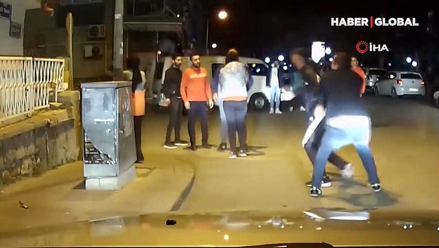 İki grubun sopa, yumruk ve tekmeli kavgası kamerada