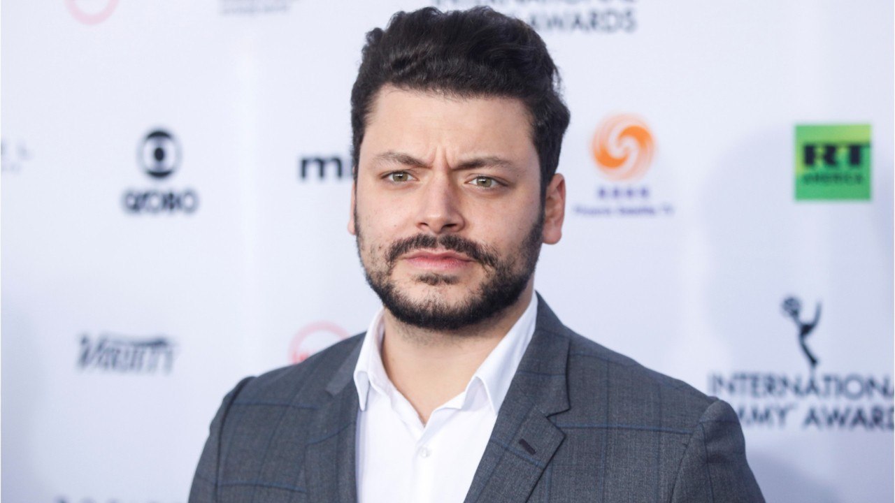 VOICI-Mask Singer : Kev Adams Lourdement Taquiné Par Les Membres Du Jury Sur Son Couple Avec Iris Mittenaere (1)