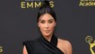 VOICI Kim Kardashian au naturel : elle assume son psoriasis sur le visage