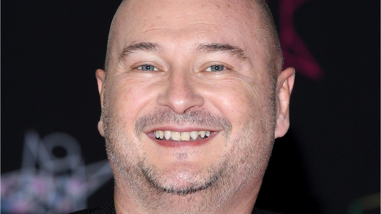 VOICI -  Mask Singer : Cauet révèle qui se cache sous le costume du Dino, selon lui