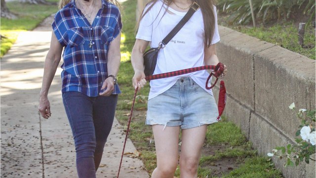 VOICI Emily in Paris : Lily Collins se confie sur sa « terrible coupure avec son père, Phil Collins