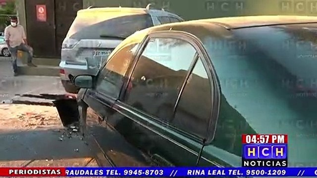 Conductor a exceso de velocidad choca contra otro vehículo en centro comercial capitalino