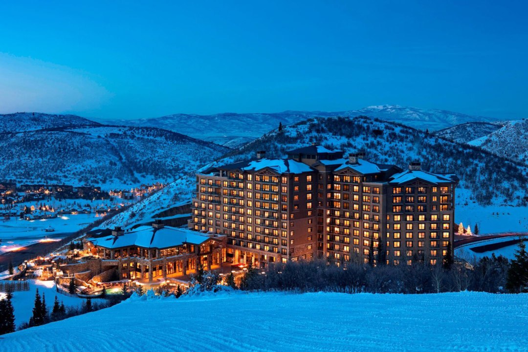 This Ultra-Exclusive Mountain Just Built a Stunning, Completely Clear Après-Ski Bar