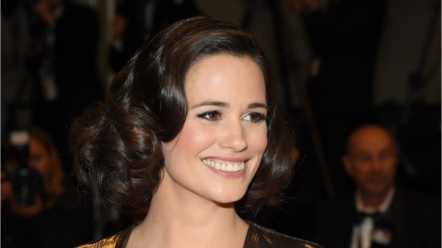 VOICI - Lucie Lucas topless contre le cancer du sein : découvrez sa dernière photo choc pour Octobre Rose