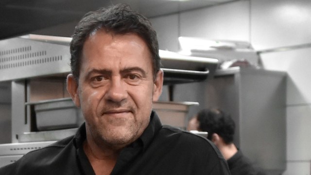 VOICI - Michel Sarran : le juré de Top Chef pose avec ses filles Emma et Camille