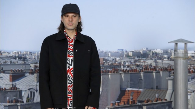 VOICI Orelsan répond à l'appel de Jul et met ses disques d’or et de platine aux enchères au profit des hôpitaux
