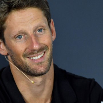 VOICI - Romain Grosjean face à la mort : il raconte son expérience de mort imminente au milieu des flammes (1)