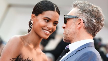 VOICI - Tina Kunakey sensuelle en lingerie, Vincent Cassel fait un commentaire hilarant