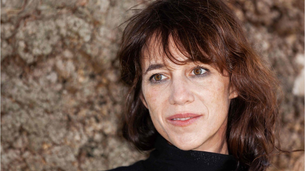 VOICI-Charlotte Gainsbourg nostalgique : cet hommage à son père dans un lieu symbolique