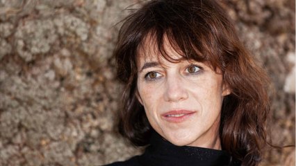 VOICI-Charlotte Gainsbourg nostalgique : cet hommage à son père dans un lieu symbolique