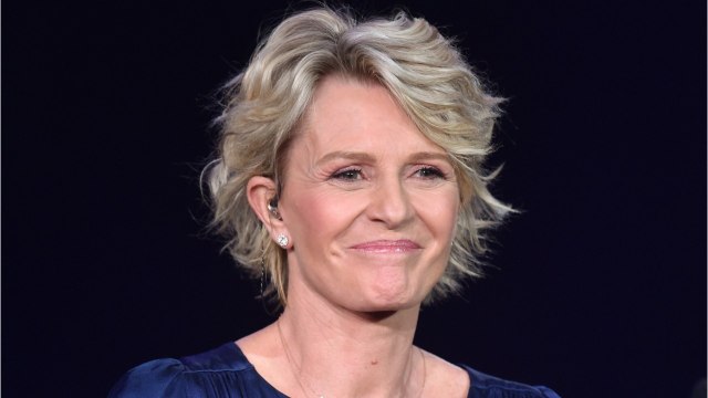 VOICI - Sophie Davant : blessée par des messages haineux, l'animatrice réagit