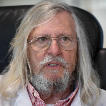 VOICI- Didier Raoult : pourquoi il déconseille de se faire vacciner contre le coronavirus