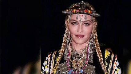 VOICI Madonna accompagnée de son petit ami, la star donne de ses nouvelles avec un cliché équivoque
