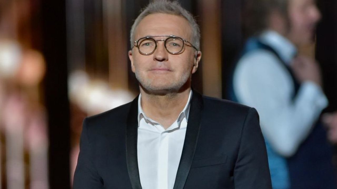 VOICI - "Tout le monde a pensé à moi" : Laurent Ruquier et ses Grosses têtes ironisent après les révélations sur le "dealer des animateurs télé"