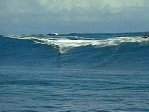 Laird Hamilton surf a Teahupoo (Tahiti) (1)